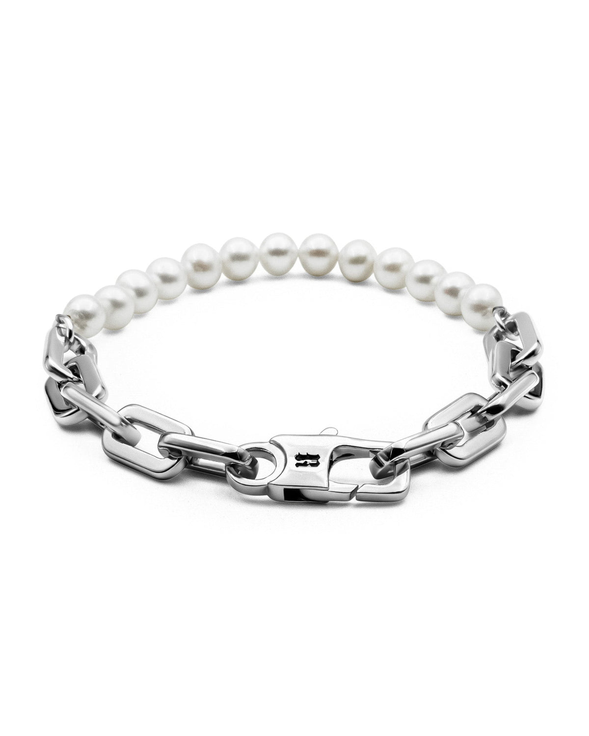 Axel Pearl Bracelet handcrafted with freshwater pearls and solid 925 sterling silver chain links.