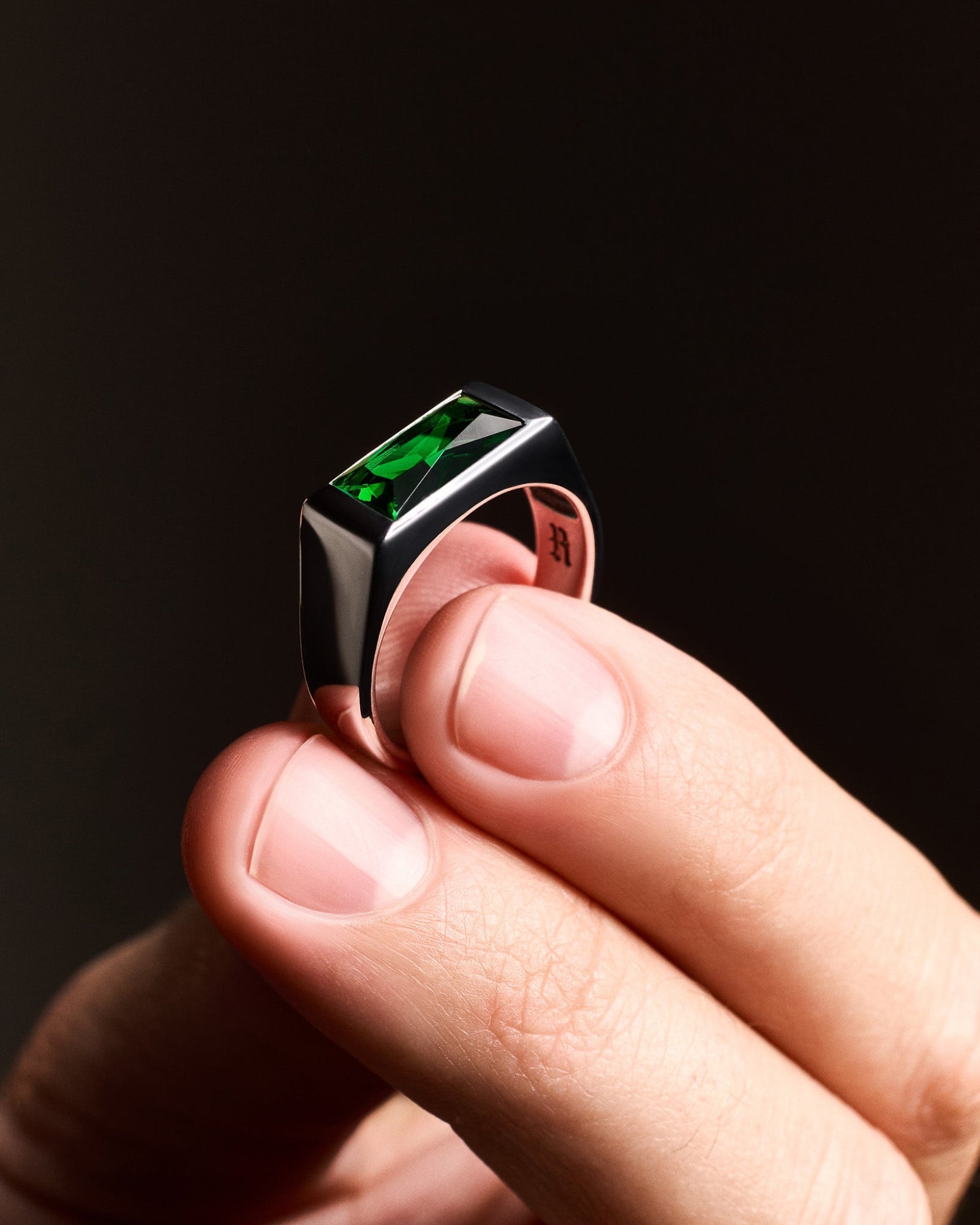 Close-up of the emerald stone on the Sona ring